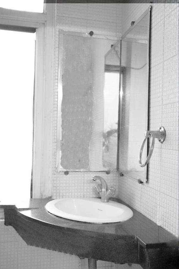 Roomshala 001 Iconic Residency New Delhi Buitenkant foto